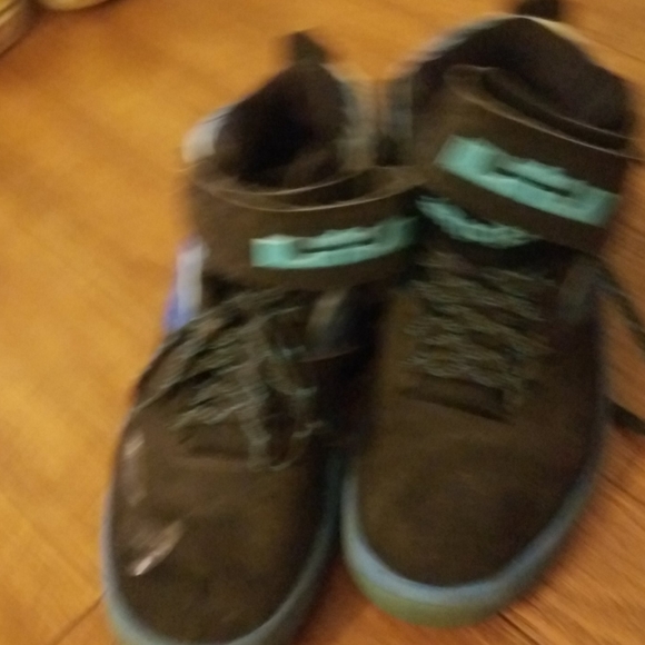 Lebron james basketball shoes - Picture 1 of 3